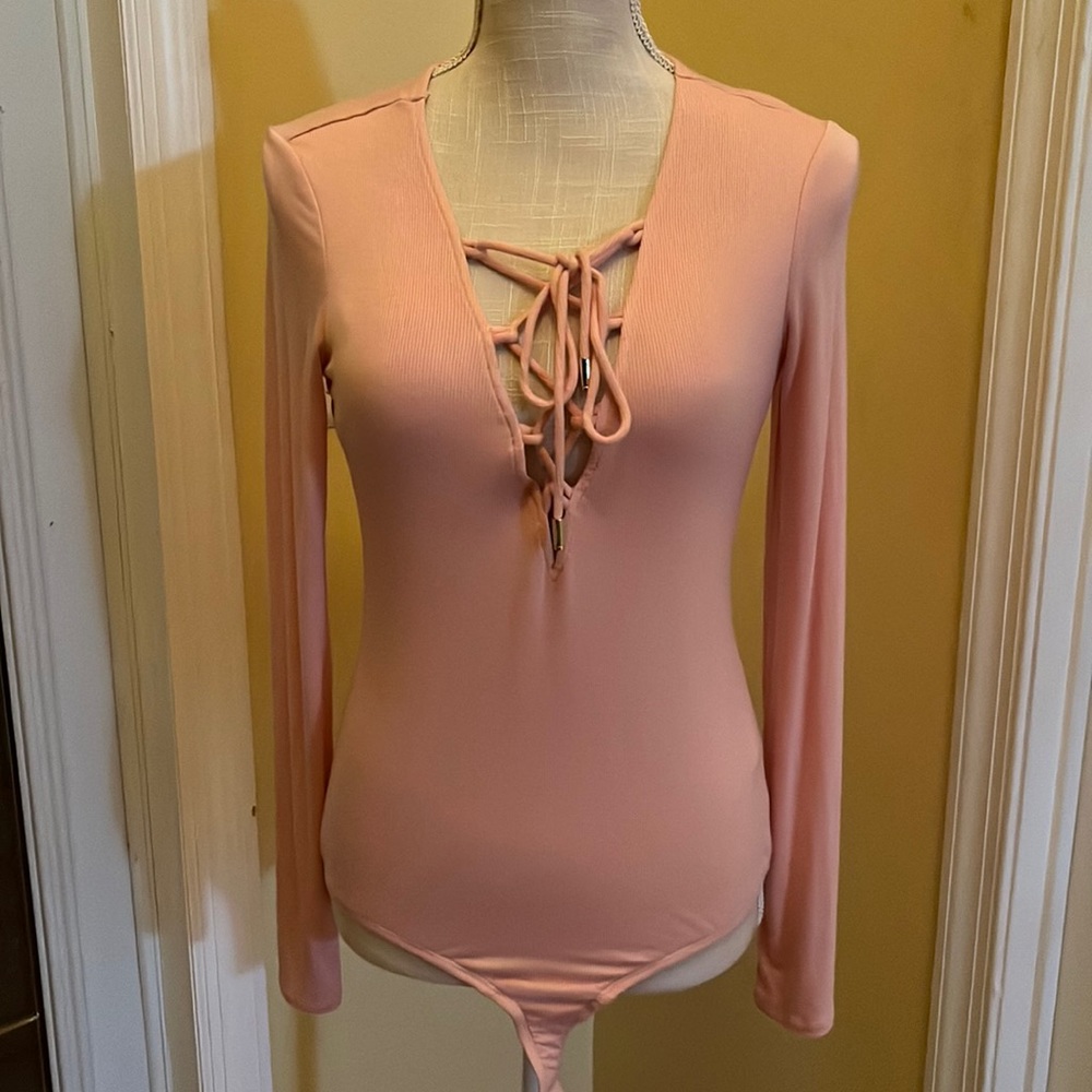 GUESS Bodysuit in Coral Cloud. Size M